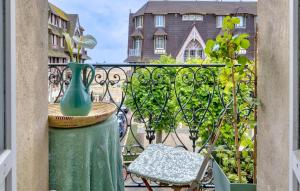 un jarrón sentado en una mesa en un balcón en Awesome Apartment In Trouville Sur Mer, en Trouville-sur-Mer 29 fotos más