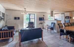 Et tv og/eller underholdning på Beautiful Home In Højslev With Sauna + 10 billeder