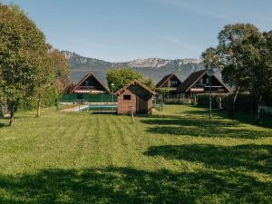un grande cortile con case e una piscina di Casa de campo entre viñedos a Laguardia