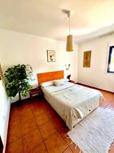 sypialnia z łóżkiem i doniczką w obiekcie Apartamento Del Mar Las Negras w mieście Las Negras