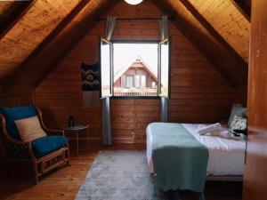 una camera da letto con letto e finestra in mansarda di Casa de campo entre viñedos a Laguardia