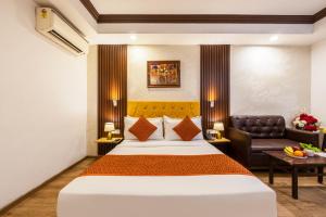 Postel nebo postele na pokoji v ubytování Hotel Jageer Palace Near Mayapuri Metro Station + 37 fotografií