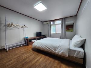 Postel nebo postele na pokoji v ubytování Sorak Hostel