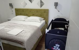 ÐurinićiにあるApartman Twins 1 by Villas Guideのベッドルーム1室(スーツケース付)