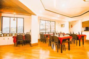 Restaurace v ubytování Mountain View Darjeeling Comfort Inn With Best Facilities Like 3-Star Rooms