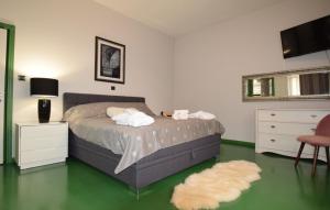 RužićiにあるVilla Jasmin by Villas Guideのベッドルーム1室(ベッド1台、椅子、鏡付) +27枚の写真