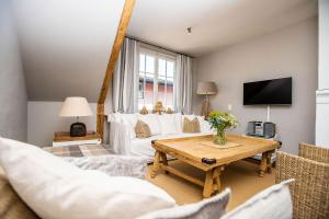 a living room with a couch and a table at Strömbergs Gunnar in Oberstaufen