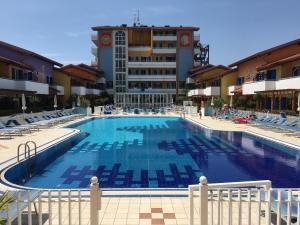 Bazén v ubytovaní Villaggio Hemingway - Family Aparthotel alebo v jeho blízkosti