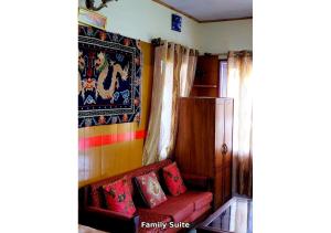 Posezení v ubytování Himvadi Resorts Kausani