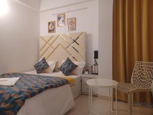 ein Hotelzimmer mit einem Bett und einem Tisch in der Unterkunft EXPAT STYLED 2 BHK IN BANER BALEWADI , Pune in Pune
