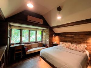 Ένα ή περισσότερα κρεβάτια σε δωμάτιο στο 206 Wan Warn, 3 wooden houses in Kaeng Krachan Forest