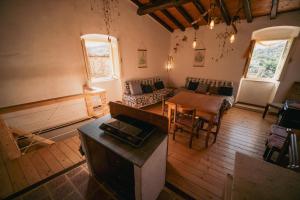 een woonkamer met een bank en een tafel bij Alloro casa storica in Arcola +15 foto's