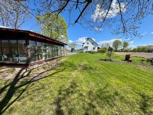 Zahrada ubytování Cosy Home with River Views, Sauna & Gym