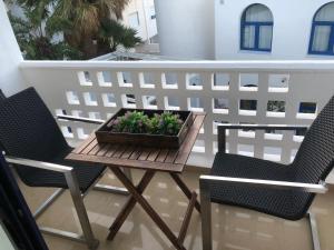 a table and two chairs on a balcony at Apartamento Tres Pinos in San José