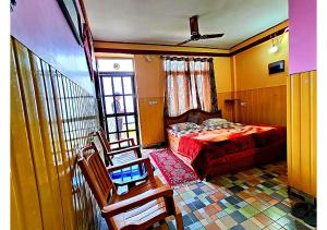 Postel nebo postele na pokoji v ubytování Himvadi Resorts Kausani