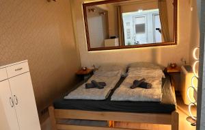 En eller flere senge i et værelse på Hello Holiday Apartman