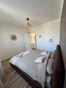 a bedroom with a large bed and a couch at Magnifique T2 centre-ville in Rodez