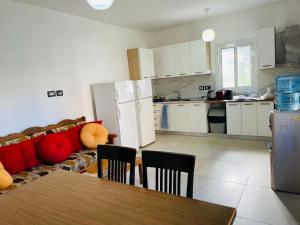 una cucina e un soggiorno con divano e tavolo di Adriatic Hostel Vlora a Vlorë