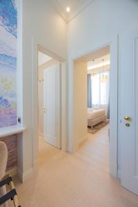 a hallway with a door leading to a bedroom at Hotel Belvedere in Forte dei Marmi