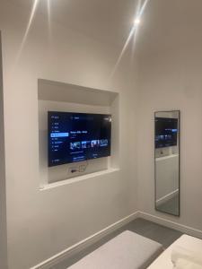TV a/nebo společenská místnost v ubytování Escape Suites