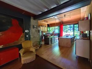 CellefrouinにあるLa Maison des Forges, ancienne grange charentaise transformée en habitation atypique en lisière de forêt pour 10 personnes maximumのギャラリーの写真