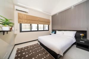 ein Schlafzimmer mit einem großen weißen Bett und einem Fenster in der Unterkunft Laguna Townhouse with private pool, Bang Tao Beach in Laguna Phuket + 40 Fotos