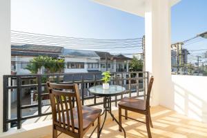 ein Balkon mit Tisch und Stühlen und Aussicht in der Unterkunft Laguna Townhouse with private pool, Bang Tao Beach in Laguna Phuket