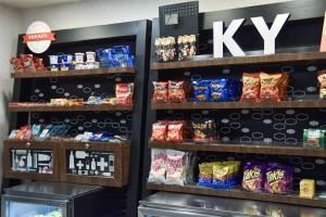 酒店内部或周边的超市或其他商店
