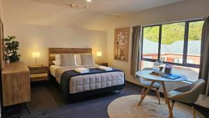 Voodi või voodid majutusasutuse Wild Kea Lodge Franz Josef toas
