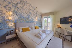 a bedroom with a bed with towels on it at Hotel Belvedere in Forte dei Marmi