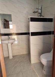 une salle de bain avec toilettes et lavabo dans l'établissement S&P Resort บ้านบุใหญ่ ตำบลสูงเนิน อำเภอสูงเนิน, à Ban Sukhawadi