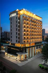 亚的斯亚贝巴Doubletree By Hilton Addis Ababa Airport的酒店建筑的夜间效果图