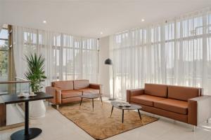 Doubletree By Hilton Addis Ababa Airport的休息区