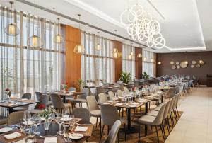 Doubletree By Hilton Addis Ababa Airport餐厅或其他用餐的地方