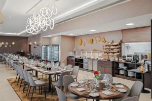Doubletree By Hilton Addis Ababa Airport餐厅或其他用餐的地方