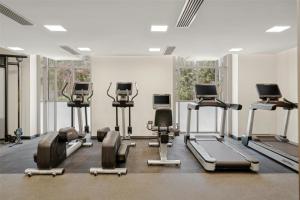 Doubletree By Hilton Addis Ababa Airport的健身中心和/或健身设施