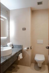 Doubletree By Hilton Addis Ababa Airport的一间浴室