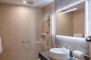 Doubletree By Hilton Addis Ababa Airport的一间浴室