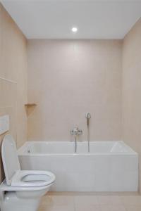 Doubletree By Hilton Addis Ababa Airport的一间浴室
