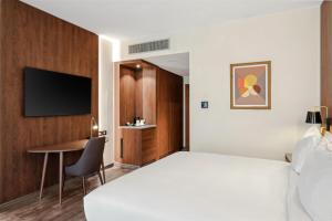 Doubletree By Hilton Addis Ababa Airport的电视和/或娱乐中心