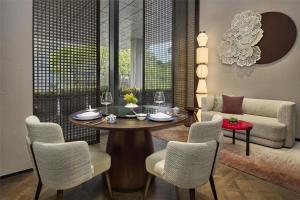 Ruang duduk di Hilton Shanghai Zhangjiang Science City - Shuttle bus to Shanghai Disney Resort and Shanghai New International Expo Centre during exhibition period and 30 minutes drive to PVG