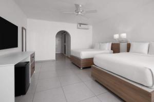 Grand Decameron Montego Beach, A Trademark All-Inclusive Resortにあるベッド