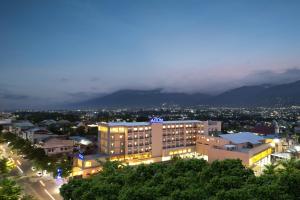 パルにあるAston Palu Hotel & Conference Centerの夜の街の建物の眺め