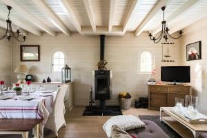 TV a/nebo společenská místnost v ubytování Maison familiale avec piscine au Cap Ferret Gîte chaleureux 5 chambres idéal pour familles avec enfants Proche plages pistes cyclables et forêt Calme confort et nature pour des vacances inoubliables proche Arcachon