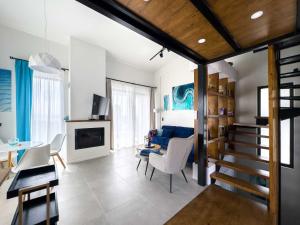 un salon avec un escalier et une salle à manger dans l'établissement Allure Luxury Villas 3&4 Serenity Retreat, à Skiathos Chora