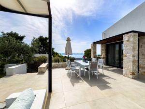 Damari Luxury Retreat Villas Skiathos的阳台或露台