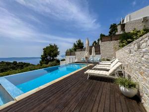 Damari Luxury Retreat Villas Skiathos内部或周边的泳池