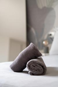 a pile of towels sitting on a bathroom counter at Casa Jami in Navene