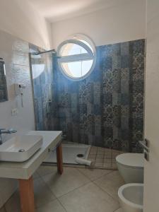 Foto dalla galleria di Sea View - Rooms a Torre Pali Altre 6 foto