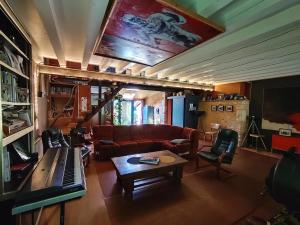 CellefrouinにあるLa Maison des Forges, ancienne grange charentaise transformée en habitation atypique en lisière de forêt pour 10 personnes maximumのギャラリーの写真